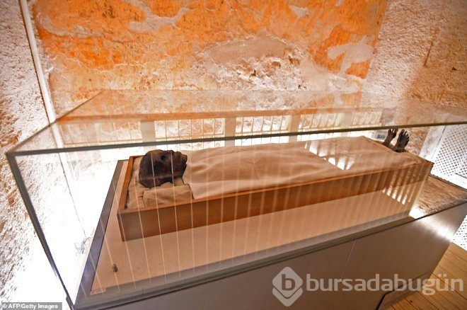 Firavun tutankhamun'un, mumyalanmış yüzü ve ayakları ilk kez görüntülendi