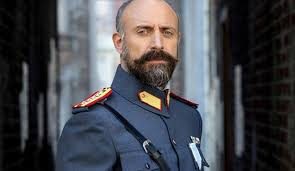Yıllar sonra sakalsız! İşte Halit Ergenç'in yeni imajı...

