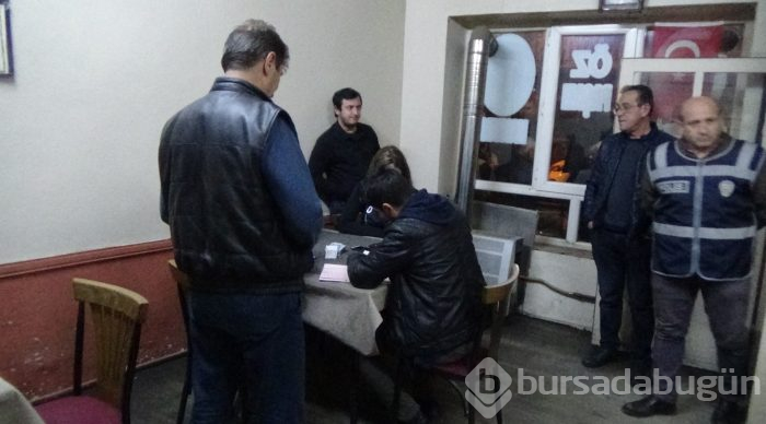 Ahlak polisini alkışlarla karşıladılar
