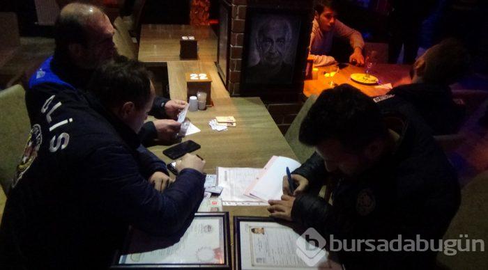 Ahlak polisini alkışlarla karşıladılar
