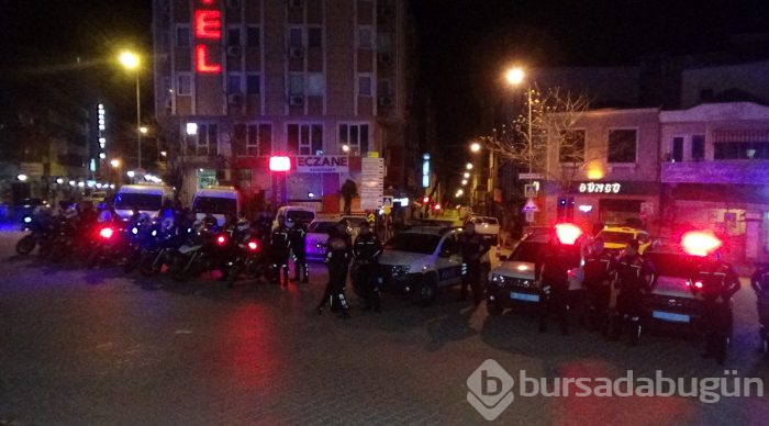 Ahlak polisini alkışlarla karşıladılar
