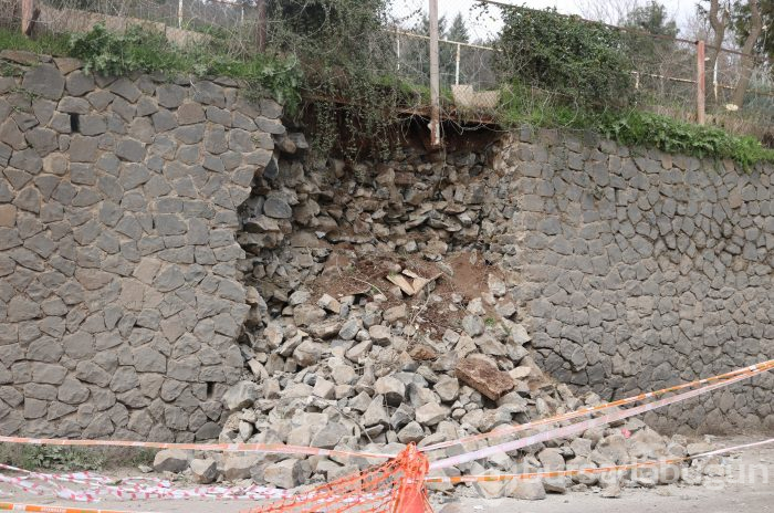 Diyarbakır'da istinat duvarı çöktü
