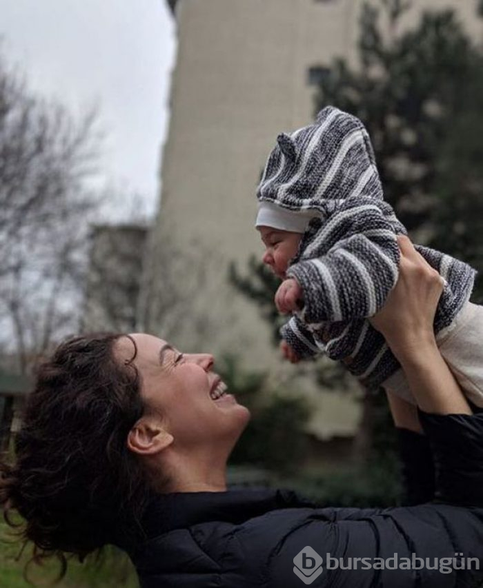 Azra Akın'dan Demir bebekle fotoğraf
