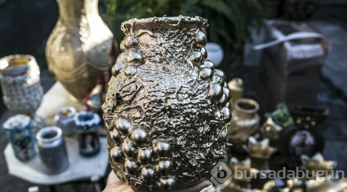 Atık malzemelerden özel tasarımlar yapıyor

