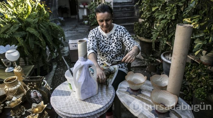 Atık malzemelerden özel tasarımlar yapıyor
