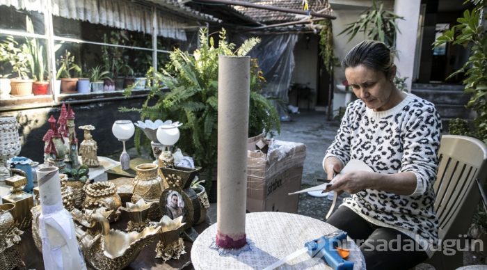 Atık malzemelerden özel tasarımlar yapıyor
