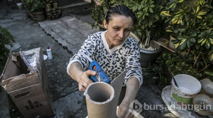 Atık malzemelerden özel tasarımlar yapıyor
