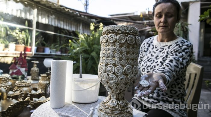Atık malzemelerden özel tasarımlar yapıyor
