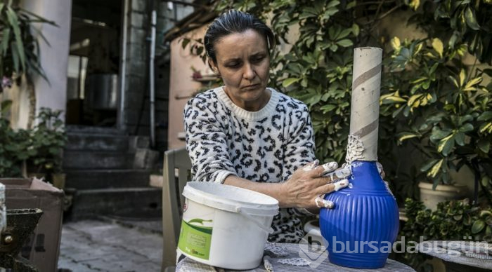 Atık malzemelerden özel tasarımlar yapıyor
