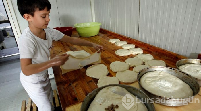 Küçük börek ustası, aile geleneğini sürdürmek istiyor
