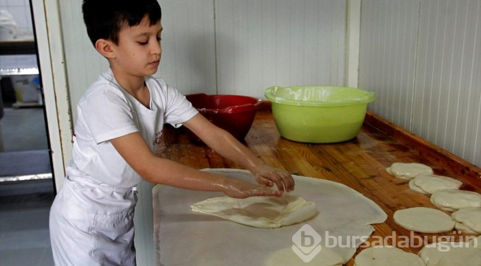 Küçük börek ustası, aile geleneğini sürdürmek istiyor
