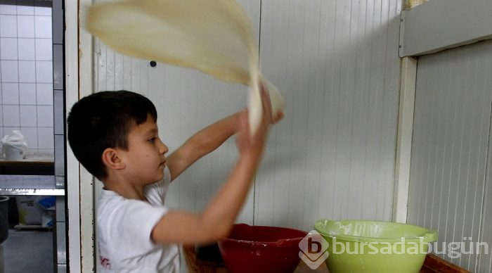 Küçük börek ustası, aile geleneğini sürdürmek istiyor
