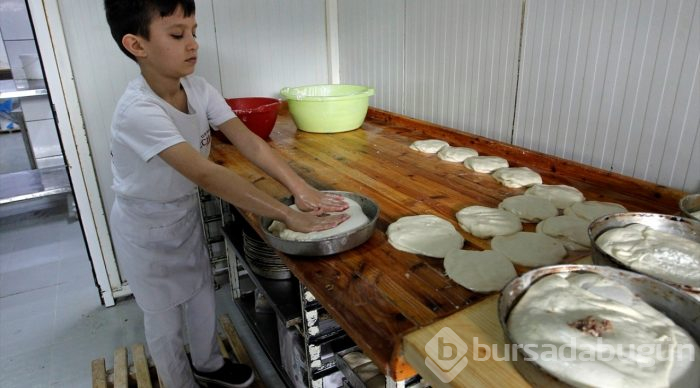 Küçük börek ustası, aile geleneğini sürdürmek istiyor
