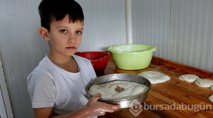 Küçük börek ustası, aile geleneğini sürdürmek istiyor
