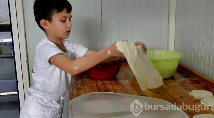 Küçük börek ustası, aile geleneğini sürdürmek istiyor
