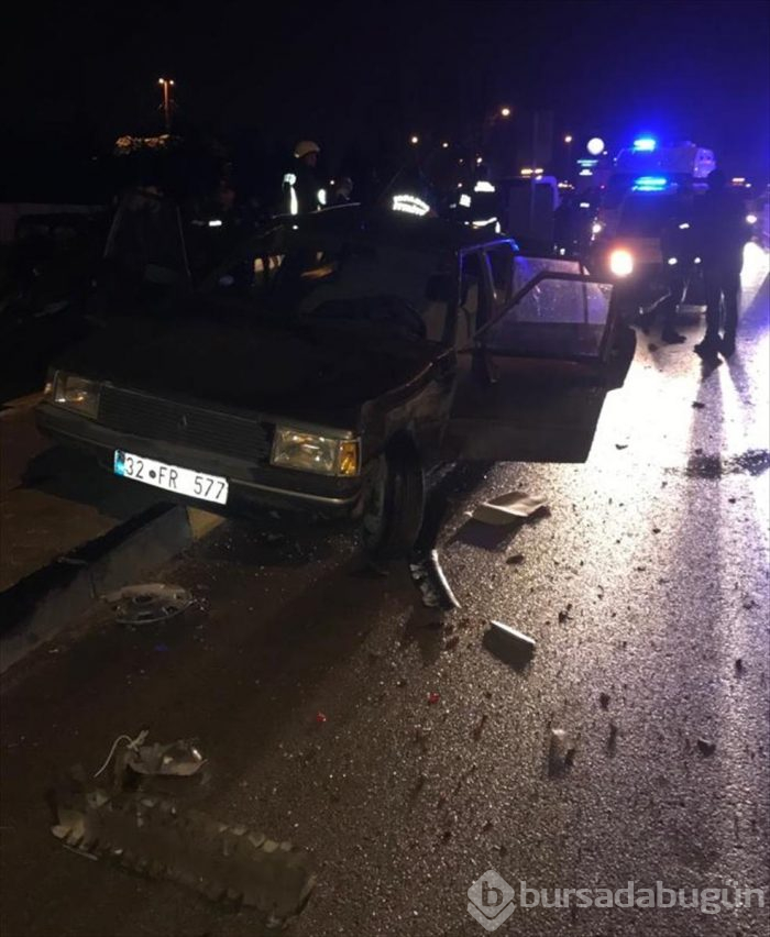 Karayolunda feci kaza: 3 araç birbirine girdi, 21 yaralı
