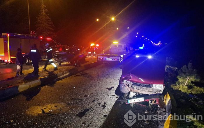 Karayolunda feci kaza: 3 araç birbirine girdi, 21 yaralı
