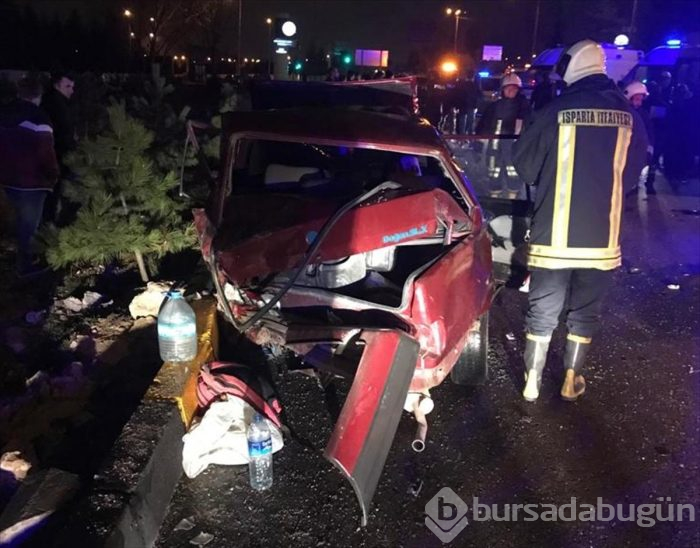 Karayolunda feci kaza: 3 araç birbirine girdi, 21 yaralı
