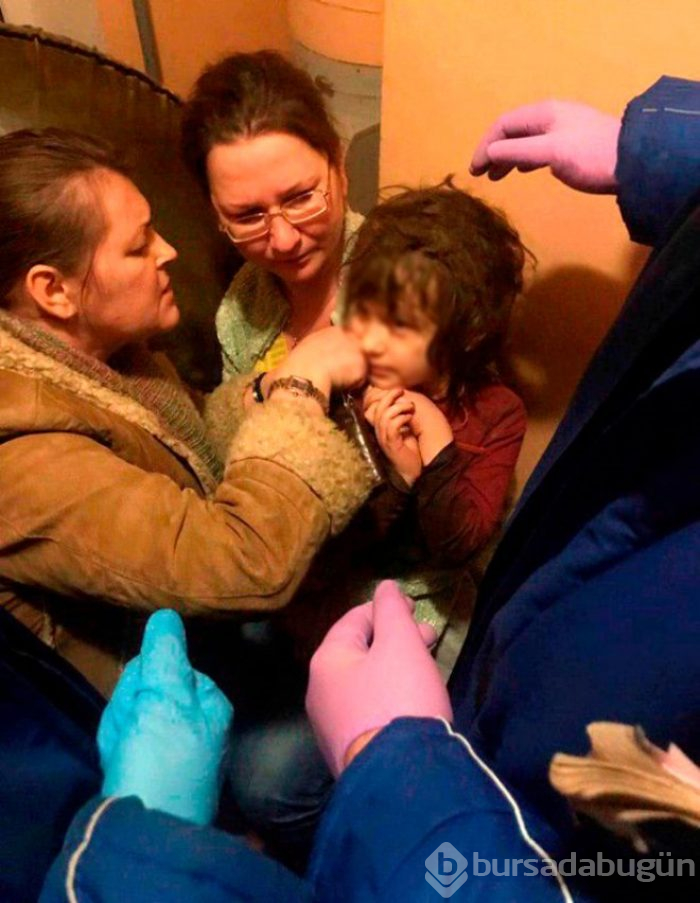 Terk edilmiş çöp binadan skandal çıktı! 5 yaşındaki kızını hamam böcekleriyle ölüme terk etti