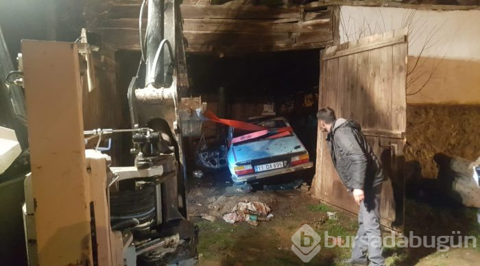 Pazaryeri'nde çıkan yangında samanlık ve bir araç kullanılmaz hale geldi
