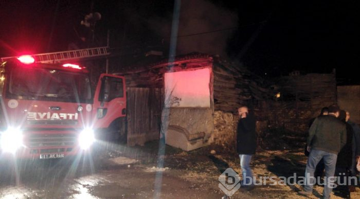 Pazaryeri'nde çıkan yangında samanlık ve bir araç kullanılmaz hale geldi

