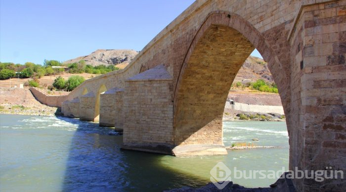 Tarihi Palu Köprüsü ziyaretçilerini bekliyor
