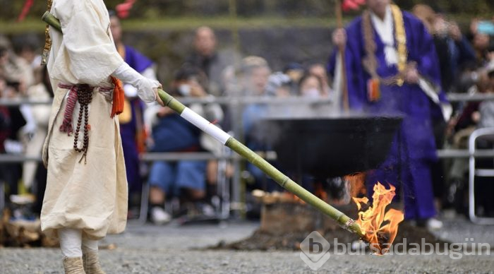 Japonya'da geleneksel ateş üzerinde yürüme festivali
