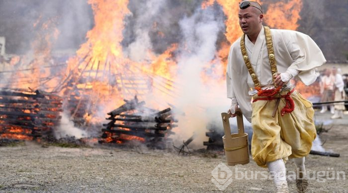 Japonya'da geleneksel ateş üzerinde yürüme festivali
