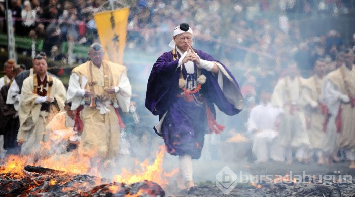 Japonya'da geleneksel ateş üzerinde yürüme festivali
