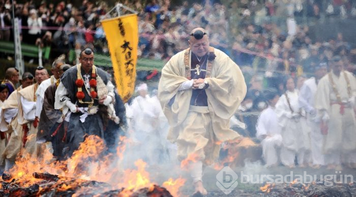 Japonya'da geleneksel ateş üzerinde yürüme festivali
