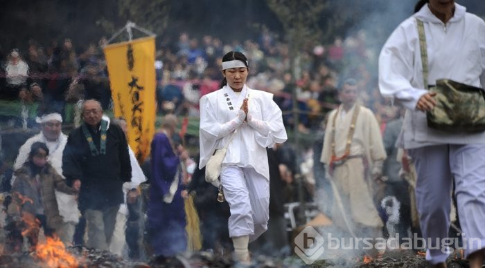 Japonya'da geleneksel ateş üzerinde yürüme festivali
