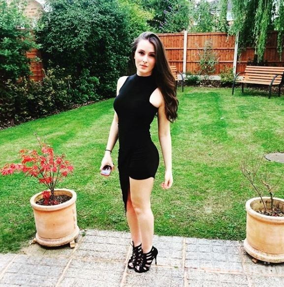 Emily O'Connor kıyafeti açık bulunduğu için uçağa alınmadı
