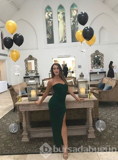 Emily O'Connor kıyafeti açık bulunduğu için uçağa alınmadı