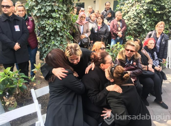 Demet Akbağ'ın eşi Zafer Çika son yolculuğuna uğurlandı (Dostları yalnız bırakmadı)