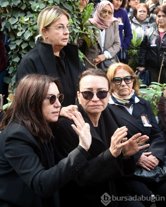 Demet Akbağ'ın eşi Zafer Çika son yolculuğuna uğurlandı (Dostları yalnız bırakmadı)