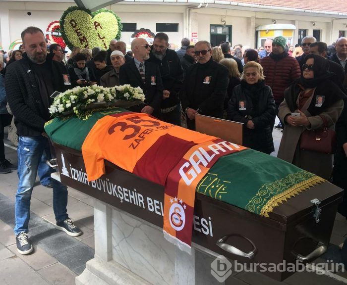 Demet Akbağ'ın eşi Zafer Çika son yolculuğuna uğurlandı (Dostları yalnız bırakmadı)