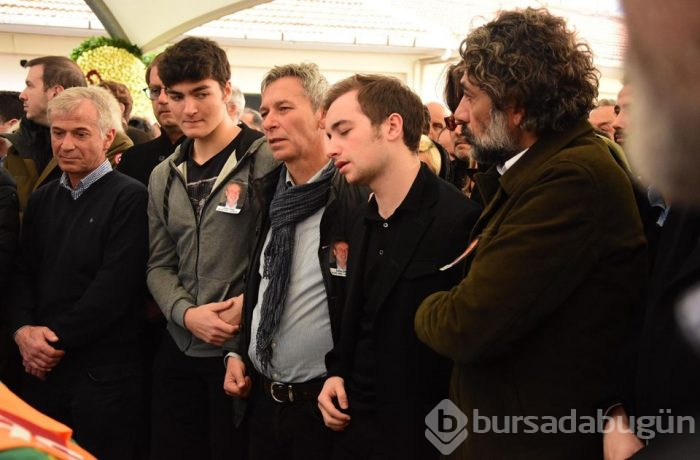Demet Akbağ'ın eşi Zafer Çika son yolculuğuna uğurlandı (Dostları yalnız bırakmadı)