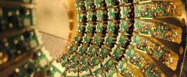 Bilim insanları kuantum bilgisayarı ile "zamanı geriye aldı"
