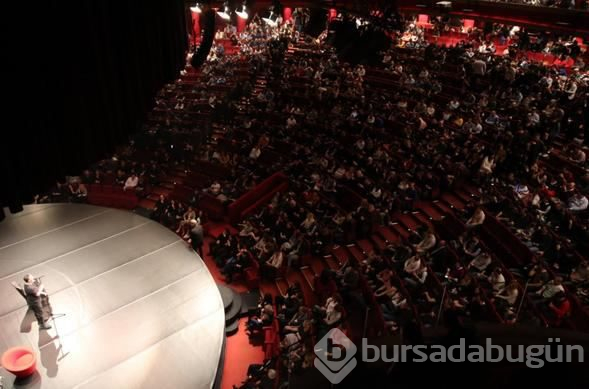 Cem Yılmaz, yeni stand-up gösterisini sergiledi
