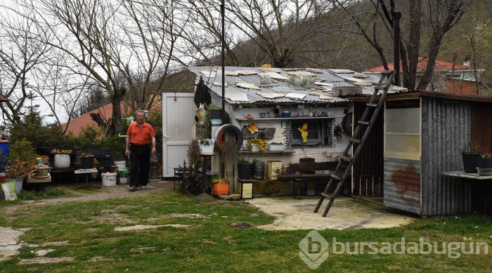 Eski ahırı antika eşyalarla donattı

