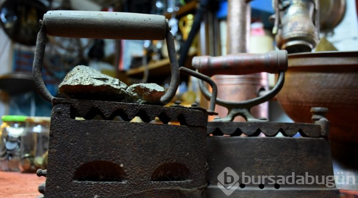Eski ahırı antika eşyalarla donattı
