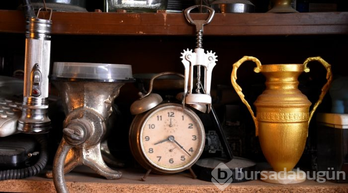 Eski ahırı antika eşyalarla donattı
