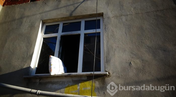 Camdan giren havai fişek evde yangın çıkardı
