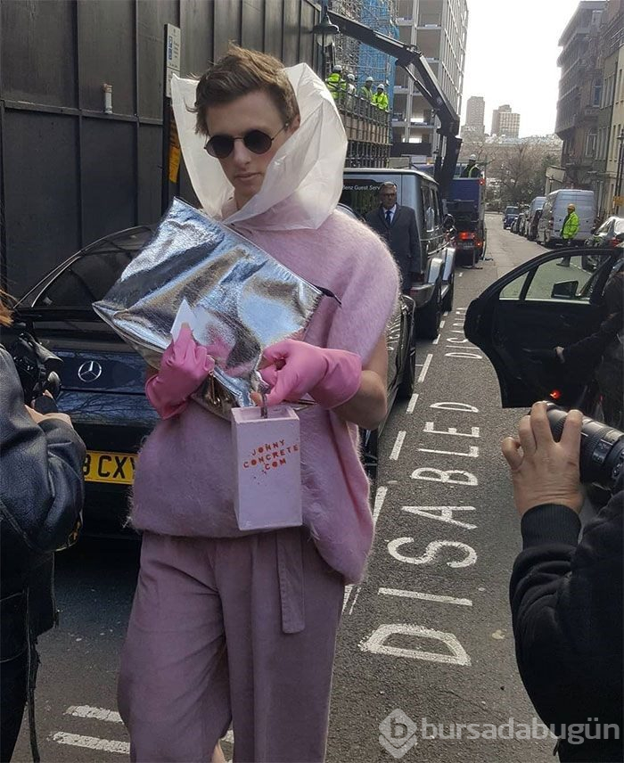 Londra Moda Haftası'nda böyle 'trol'ledi