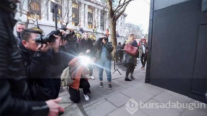 Londra Moda Haftası'nda böyle 'trol'ledi