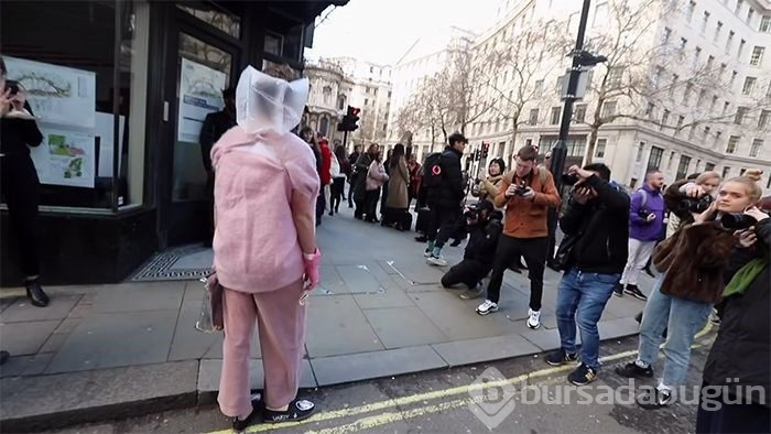 Londra Moda Haftası'nda böyle 'trol'ledi
