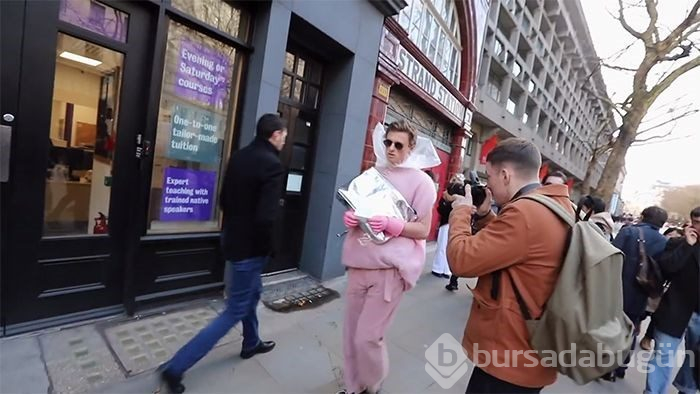 Londra Moda Haftası'nda böyle 'trol'ledi