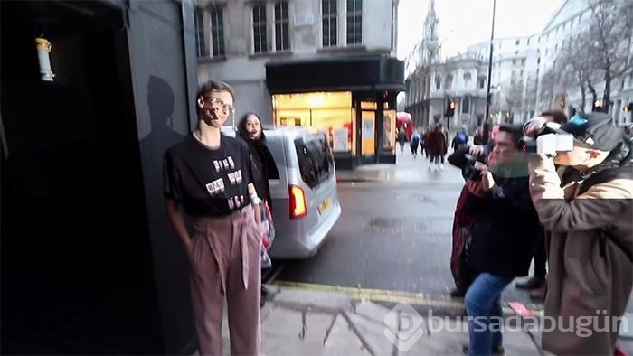 Londra Moda Haftası'nda böyle 'trol'ledi