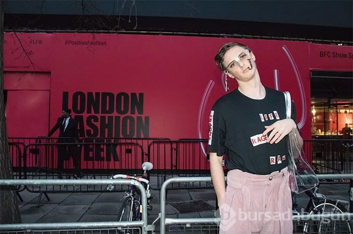 Londra Moda Haftası'nda böyle 'trol'ledi