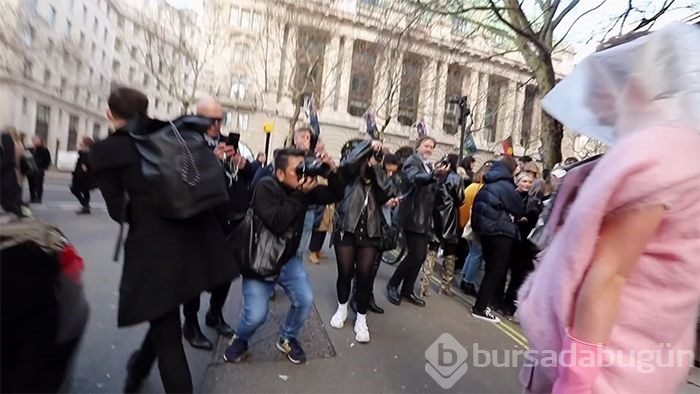 Londra Moda Haftası'nda böyle 'trol'ledi